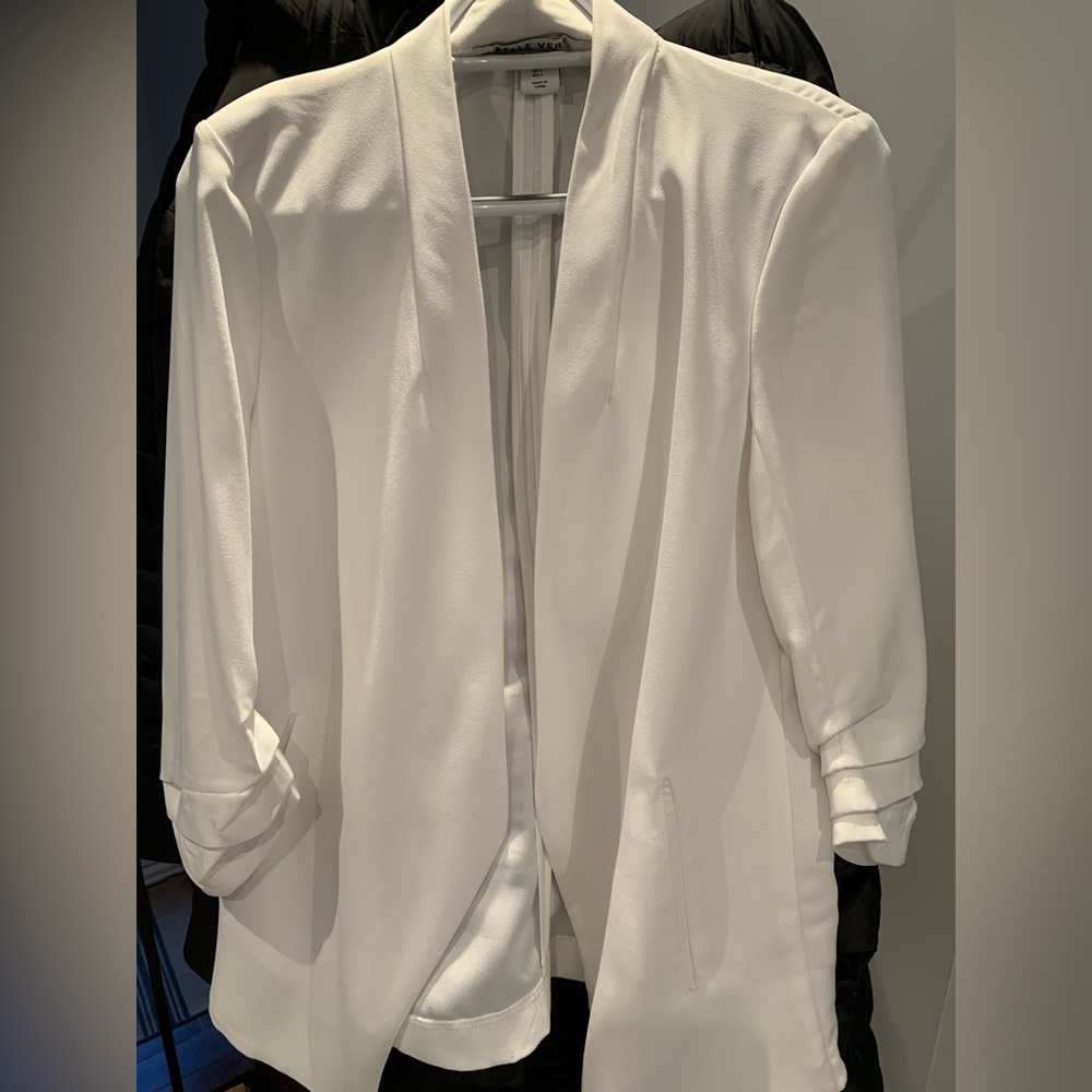 Belle Vere white blazer (sowed hole in sleeve)